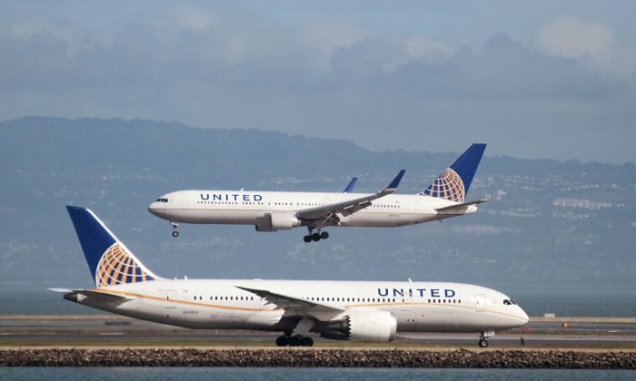 A United Airlines Boeing 787 taxis as a United Airlines Boeing 767 lands at San Francisco International Airport, San Francisco, Calif., on Feb. 7, 2015. (REUTERS/Louis Nastro)